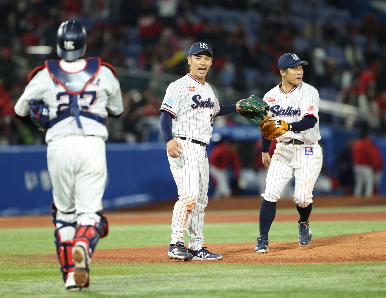ヤクルト対広島　広島に完封勝利し、ナインに迎えられるヤクルト小川（撮影・河田真司）