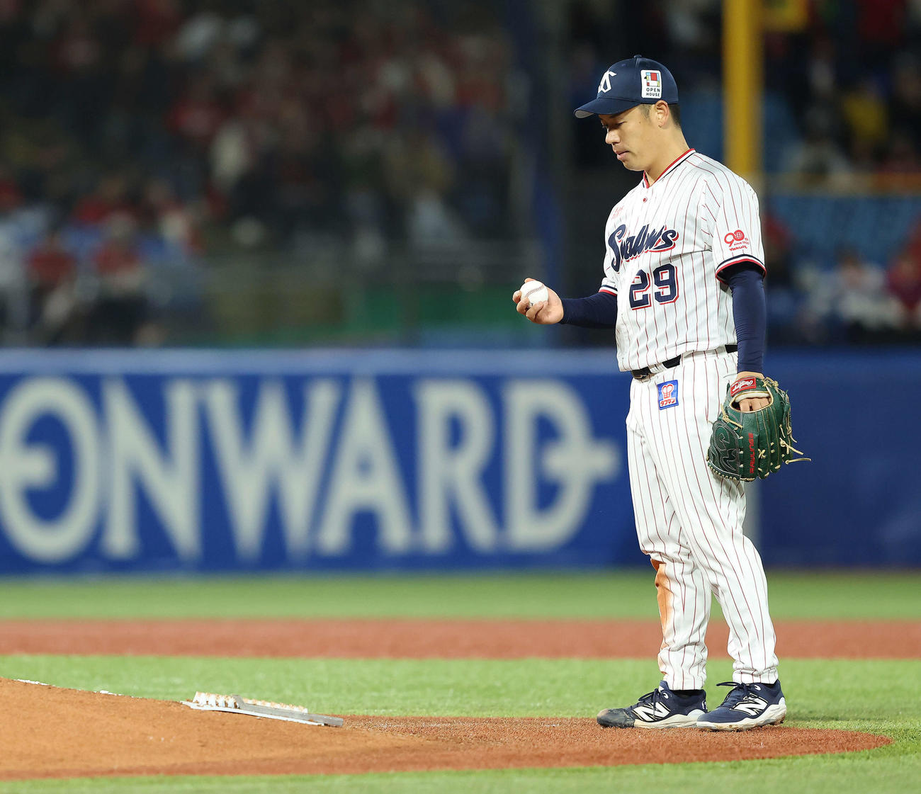 ヤクルト対広島　9回表、球を見つめる小川（撮影・河田真司）