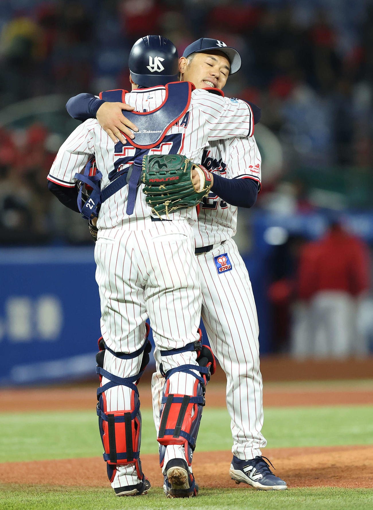 ヤクルト対広島　広島に完封勝利し、中村悠（手前）とたたえ合うヤクルト小川（撮影・河田真司）