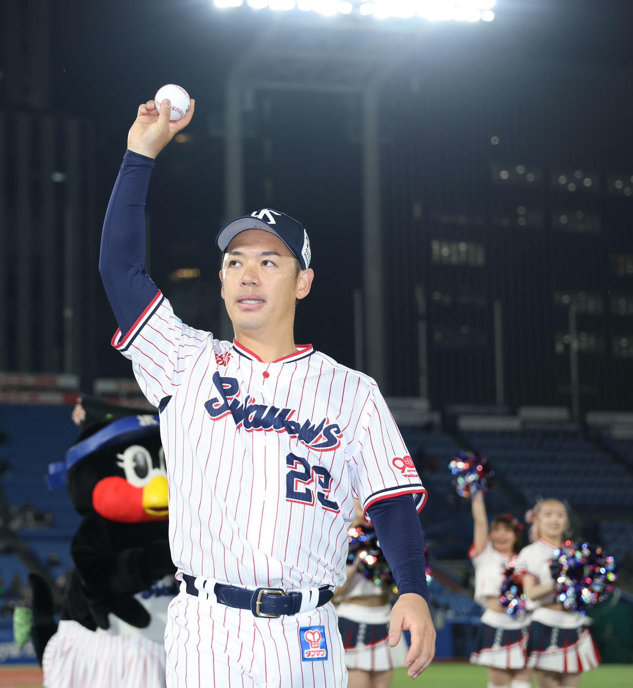 ヤクルト対広島　広島に完封勝利し、観客席にあいさつするヤクルト小川（撮影・河田真司）