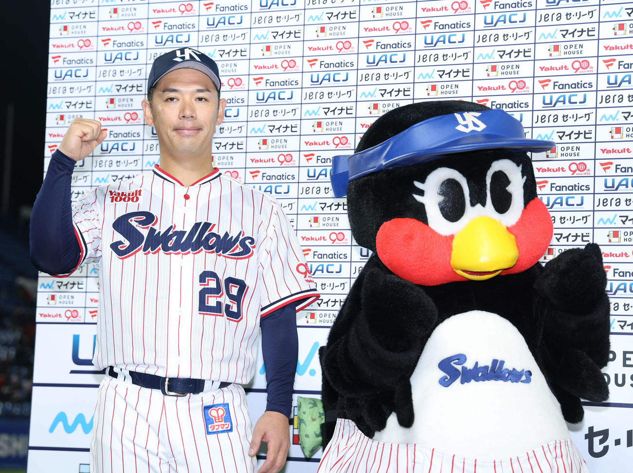 ヤクルト対広島　広島に完封勝利し、お立ち台でつばみと写真に納まるヤクルト小川（撮影・河田真司）