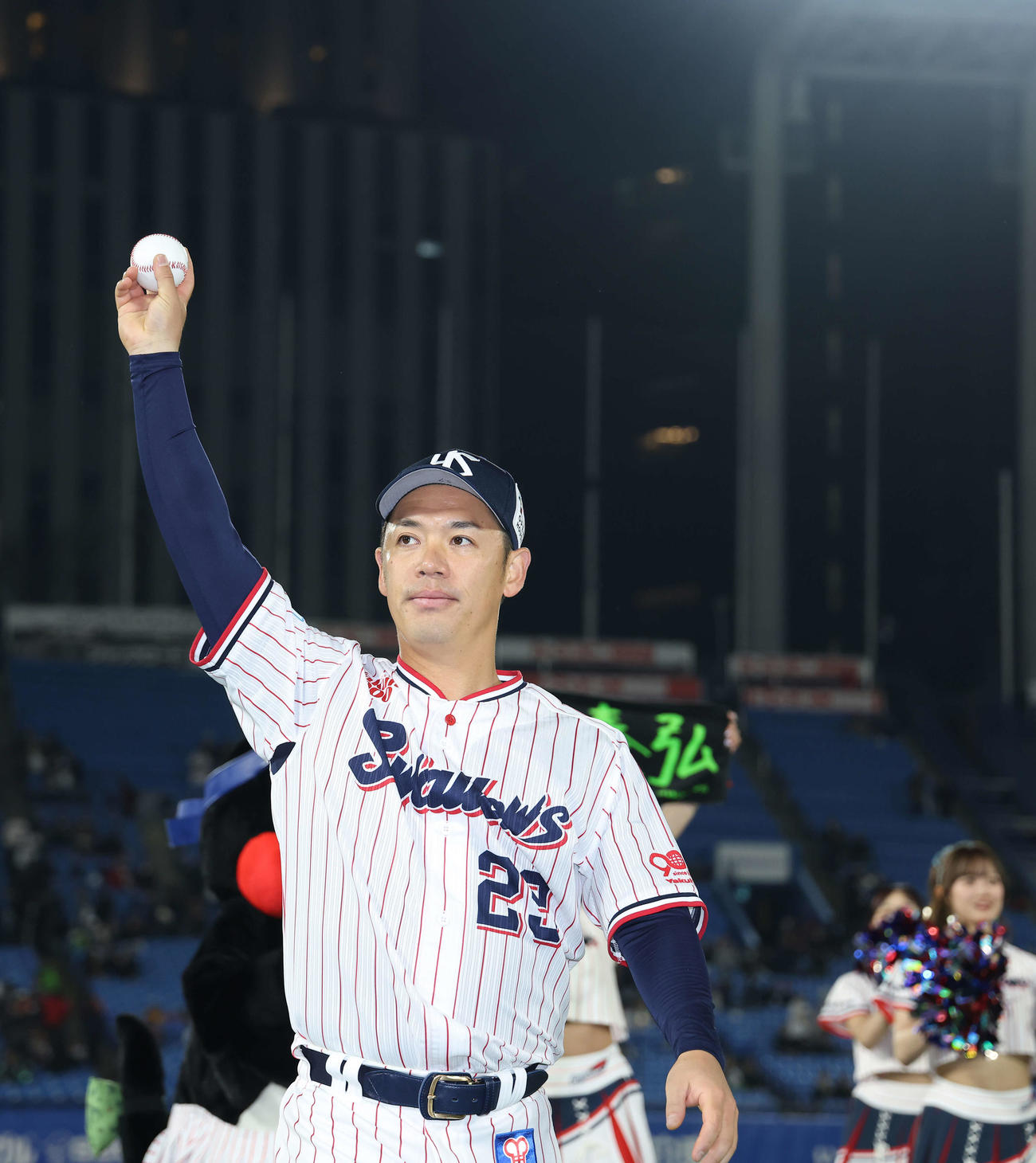 ヤクルト対広島　広島に完封勝利し、観客席にあいさつするヤクルト小川（撮影・河田真司）