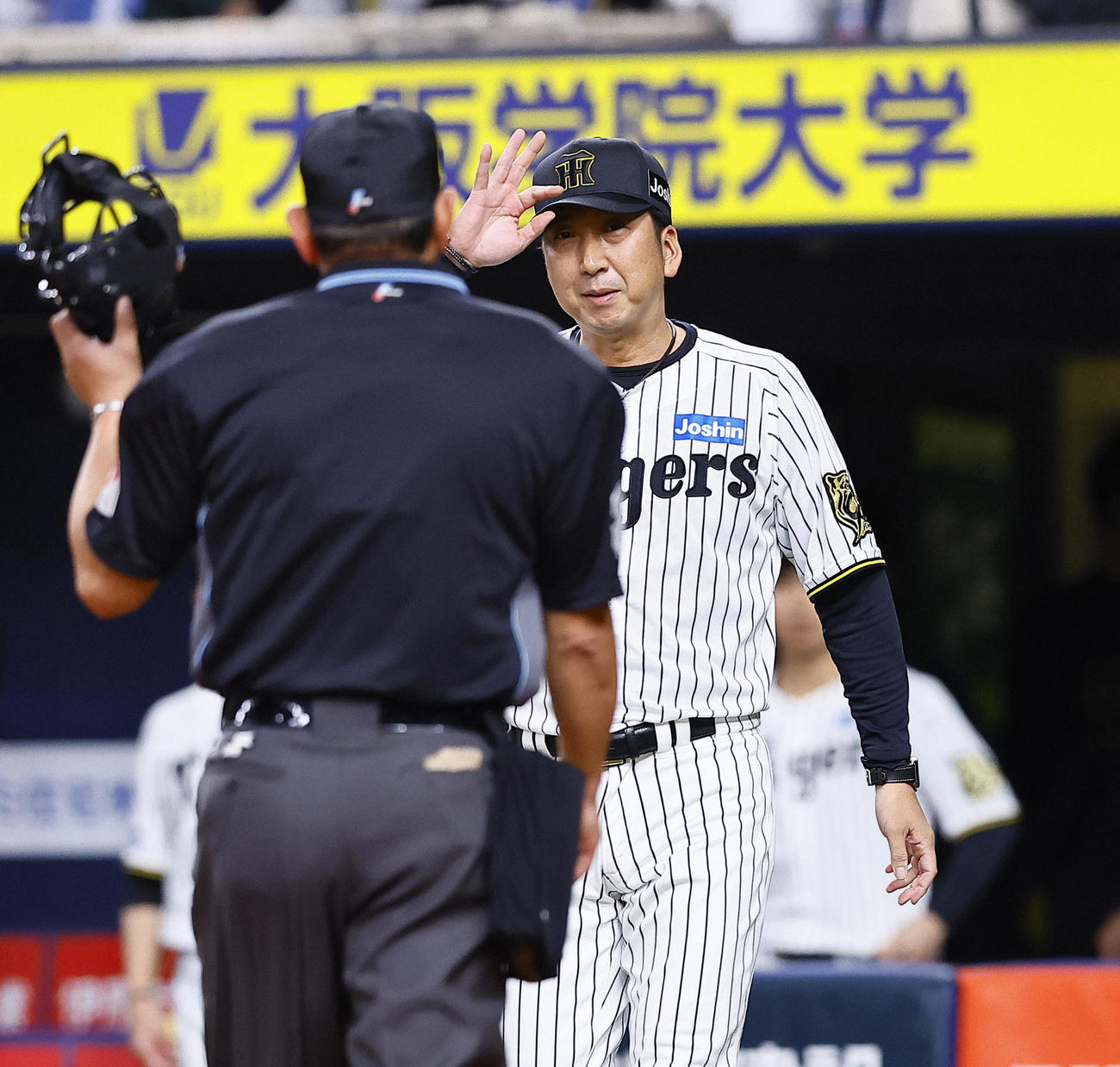 阪神対DeNA 9回表DeNA1死一塁、打者佐野のとき、判定に抗議する阪神藤川監督（撮影・藤尾明華）