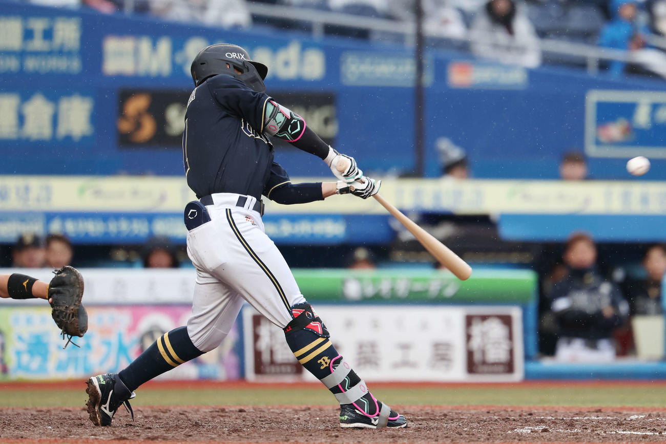 ロッテ対オリックス　8回表オリックス2死二塁、中適時二塁打を放つ西川（撮影・宮地輝）
