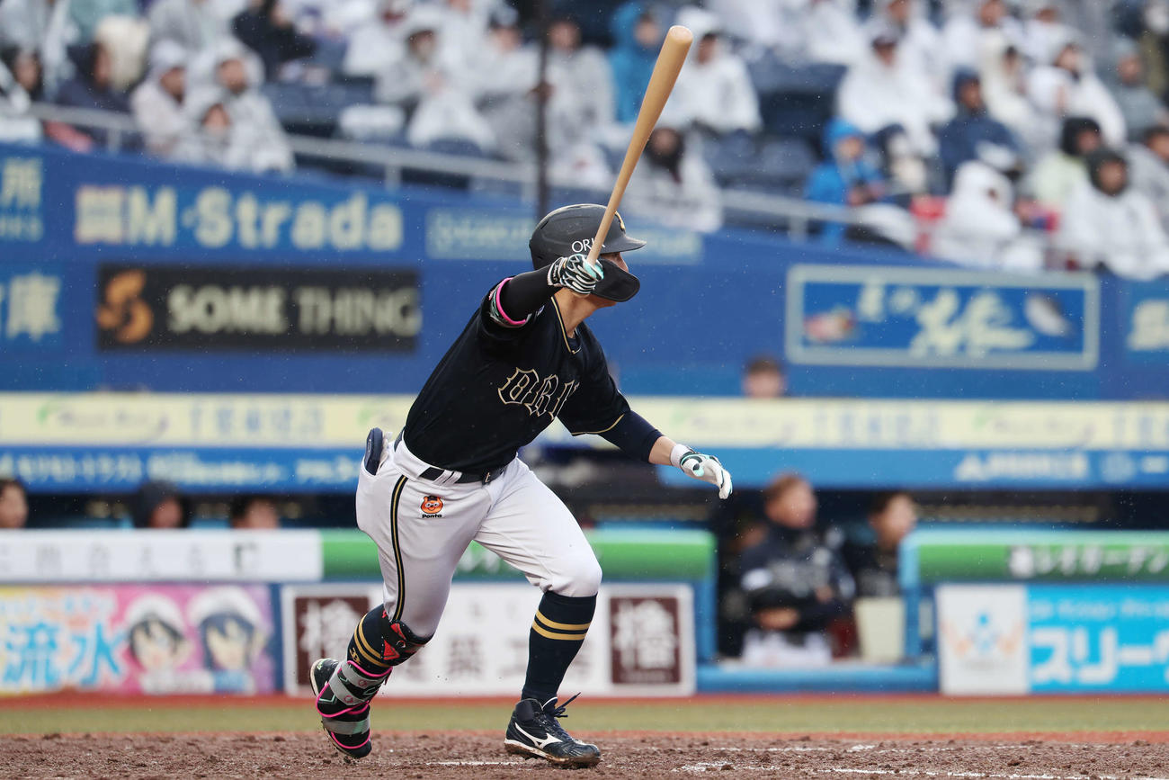 ロッテ対オリックス　8回表オリックス2死二塁、中適時二塁打を放つ西川（撮影・宮地輝）