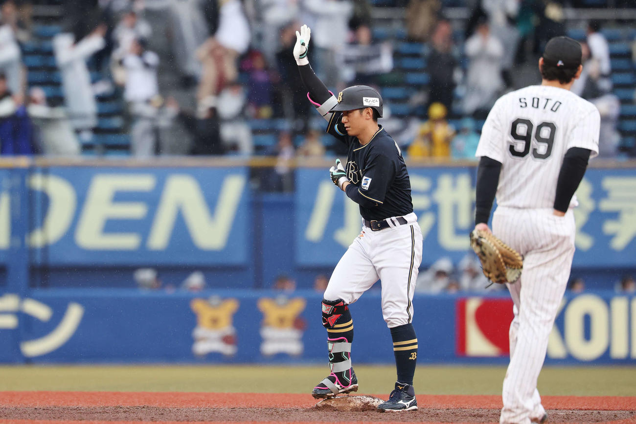 ロッテ対オリックス　8回表オリックス2死二塁、中適時二塁打を放った西川（撮影・宮地輝）