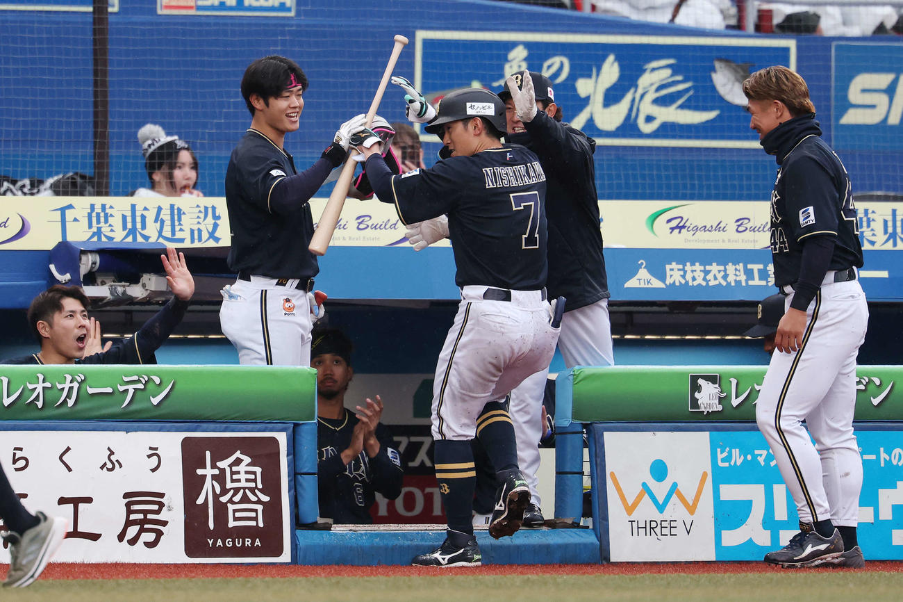 ロッテ対オリックス　8回表オリックス2死二塁、中適時二塁打を放った西川（中央）に代走が送られベンチでチームメートに祝福される（撮影・宮地輝）