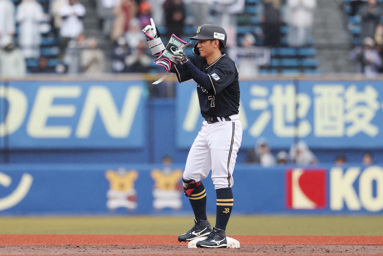 ロッテ対オリックス　5回表オリックス2死、中二塁打を放った西川（撮影・宮地輝）