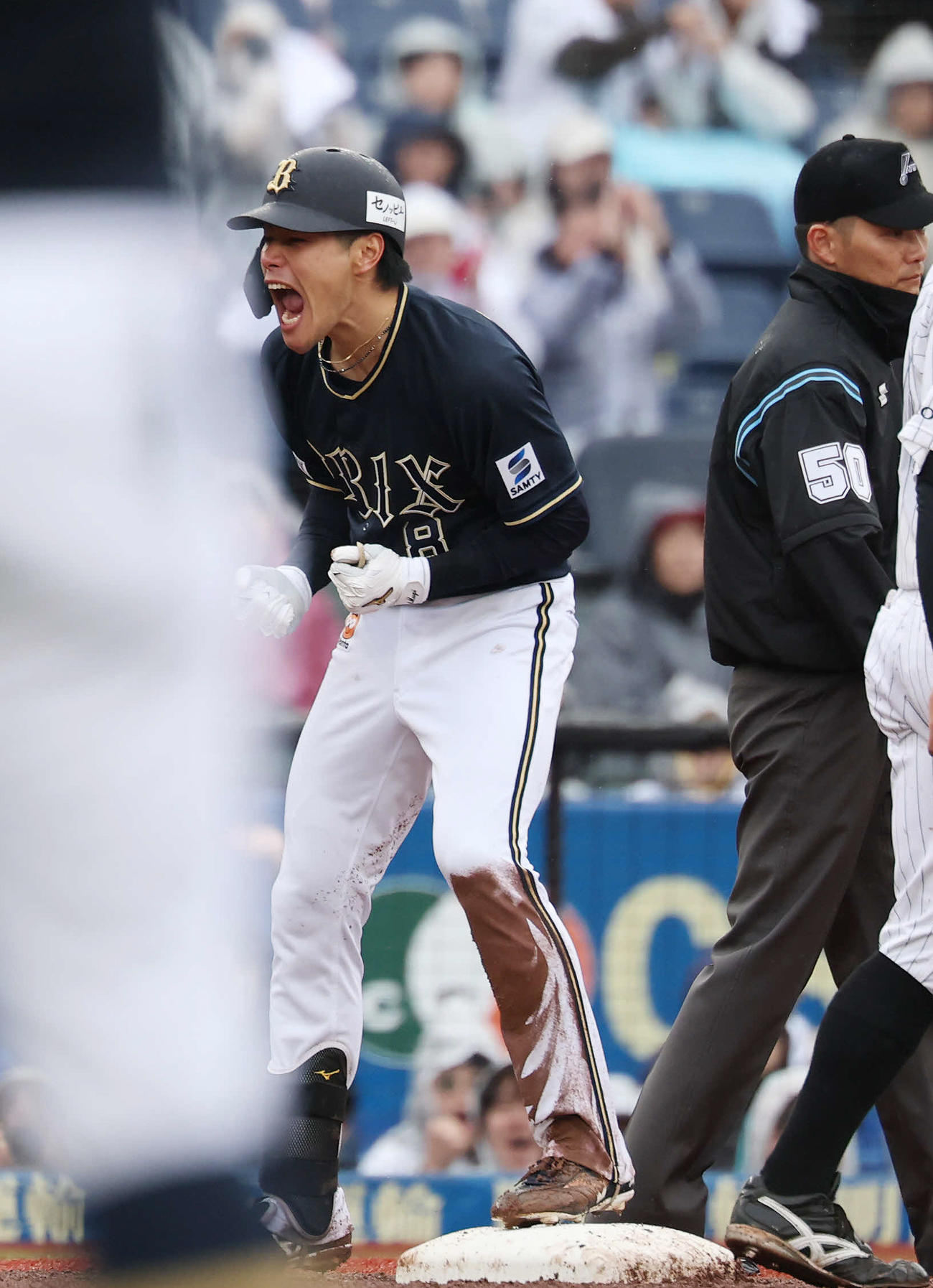 ロッテ対オリックス　6回表オリックス2死二塁、右適時三塁打を放ち喜ぶ麦谷（撮影・宮地輝）