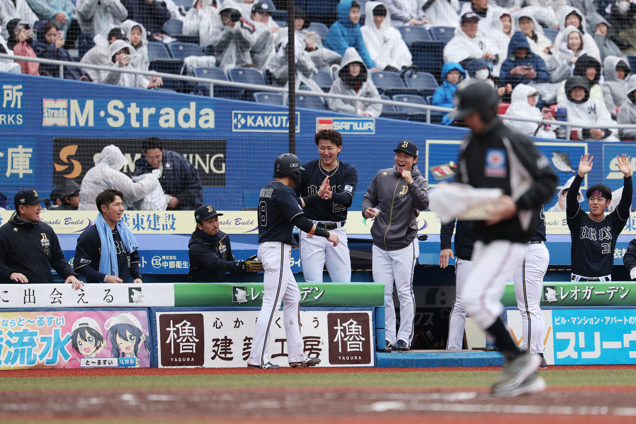 ロッテ対オリックス　6回表オリックス2死三塁、中川の左前適時打で生還した麦谷（中央）はチームメートに祝福される（撮影・宮地輝）