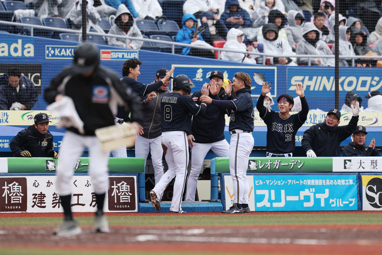 ロッテ対オリックス　6回表オリックス2死三塁、中川の左前適時打で生還した麦谷（中央）はチームメートに祝福される（撮影・宮地輝）