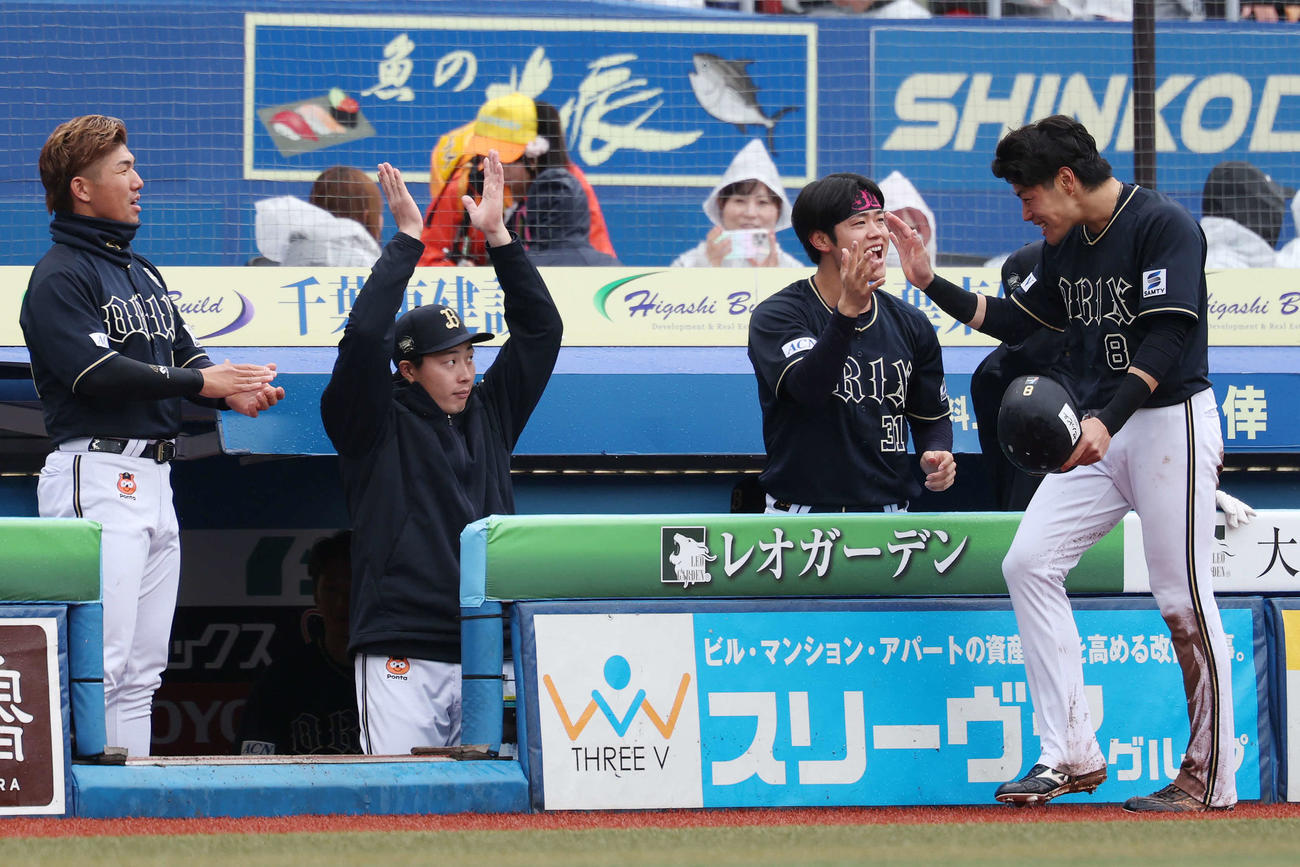 ロッテ対オリックス　6回表オリックス2死三塁、中川の左前適時打で生還した麦谷（右）はチームメートに祝福される（撮影・宮地輝）