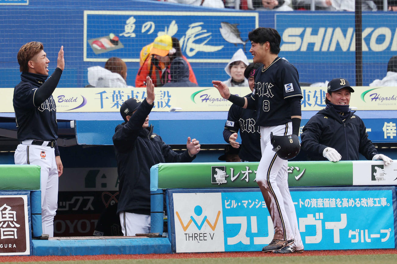 ロッテ対オリックス　6回表オリックス2死三塁、中川の左前適時打で生還した麦谷（右から2人目）はチームメートに祝福される（撮影・宮地輝）