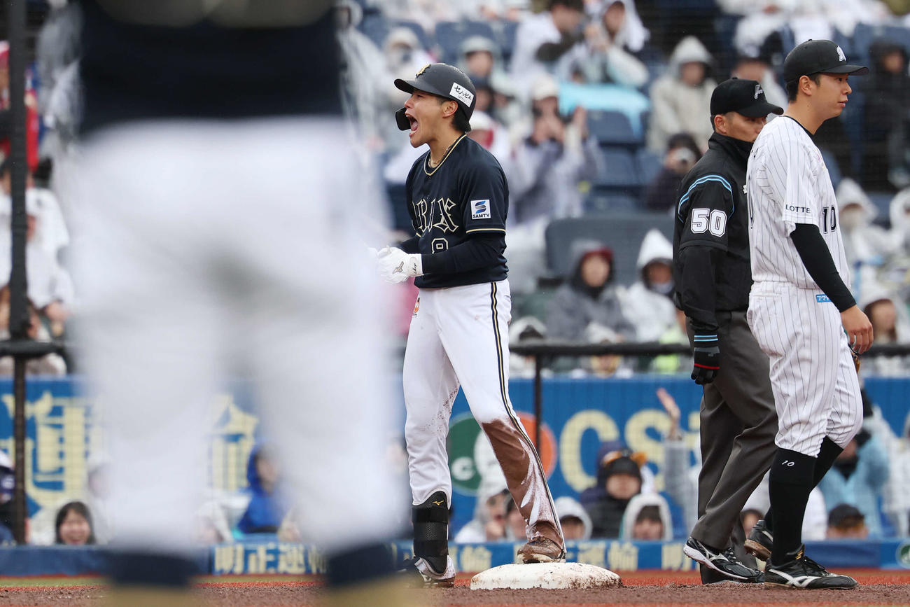ロッテ対オリックス　6回表オリックス2死二塁、右適時三塁打を放ち雄たけびを上げる麦谷（撮影・宮地輝）