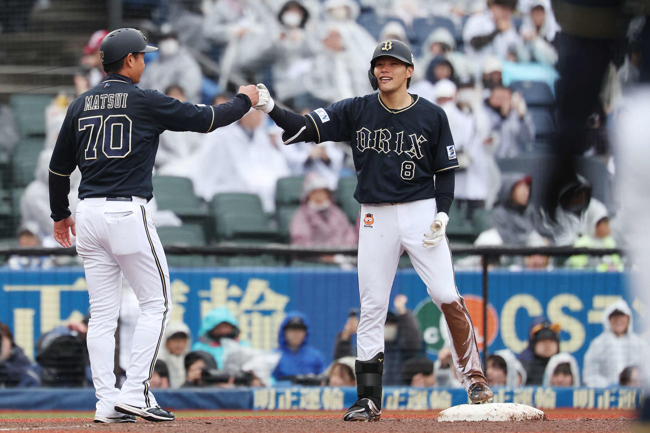 ロッテ対オリックス　6回表オリックス2死二塁、右適時三塁打を放ちタッチする麦谷（撮影・宮地輝）