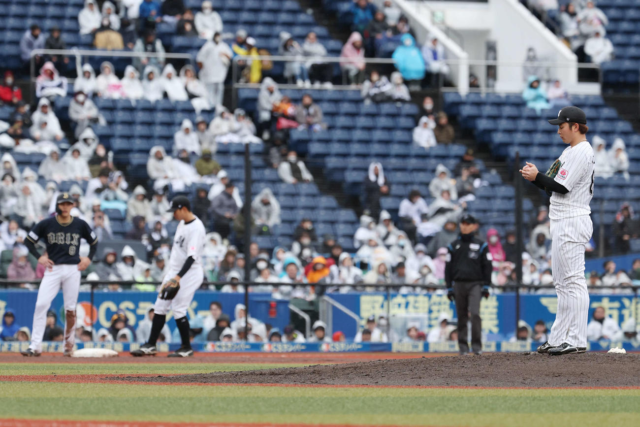 ロッテ対オリックス　6回表オリックス2死二塁、麦谷（左）に右適時三塁打を浴びた横山（撮影・宮地輝）