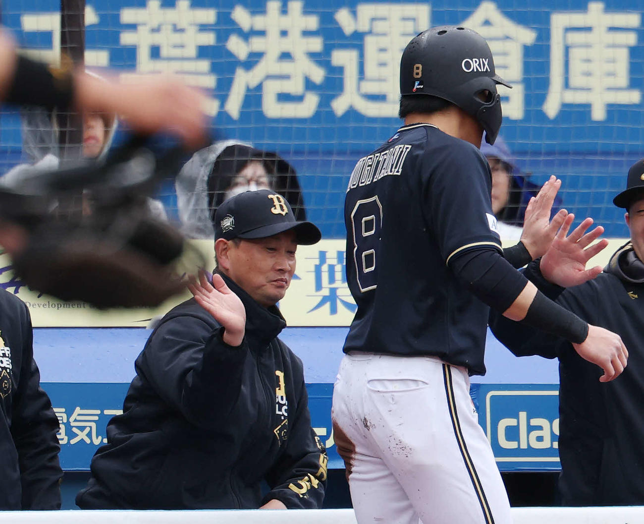 ロッテ対オリックス　6回表オリックス2死三塁、中川の左前適時打で生還した麦谷（右）をたたえる岸田監督（撮影・宮地輝）