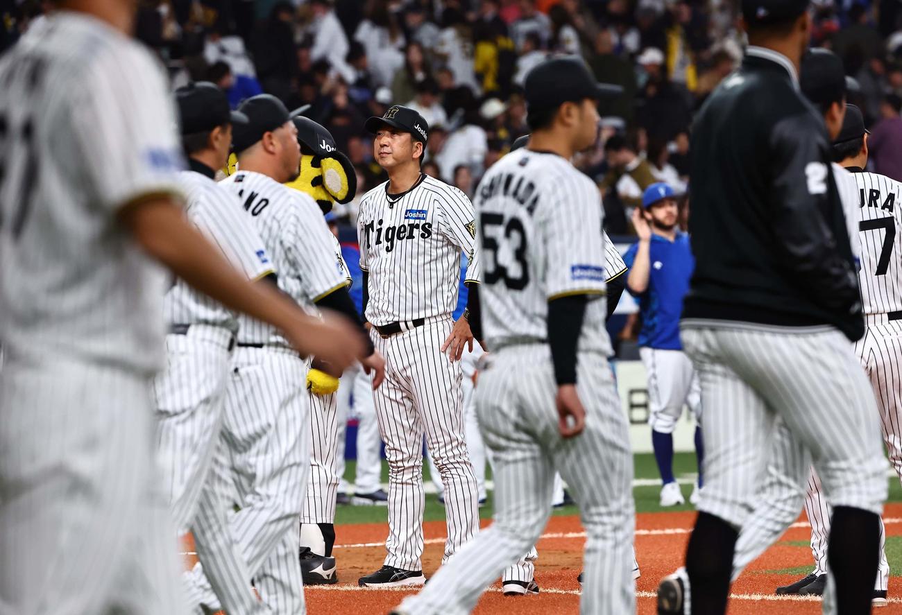 阪神対DeNA DeNAに負けた藤川監督（中央）はファンのあいさつで整列する（撮影・上田博志）