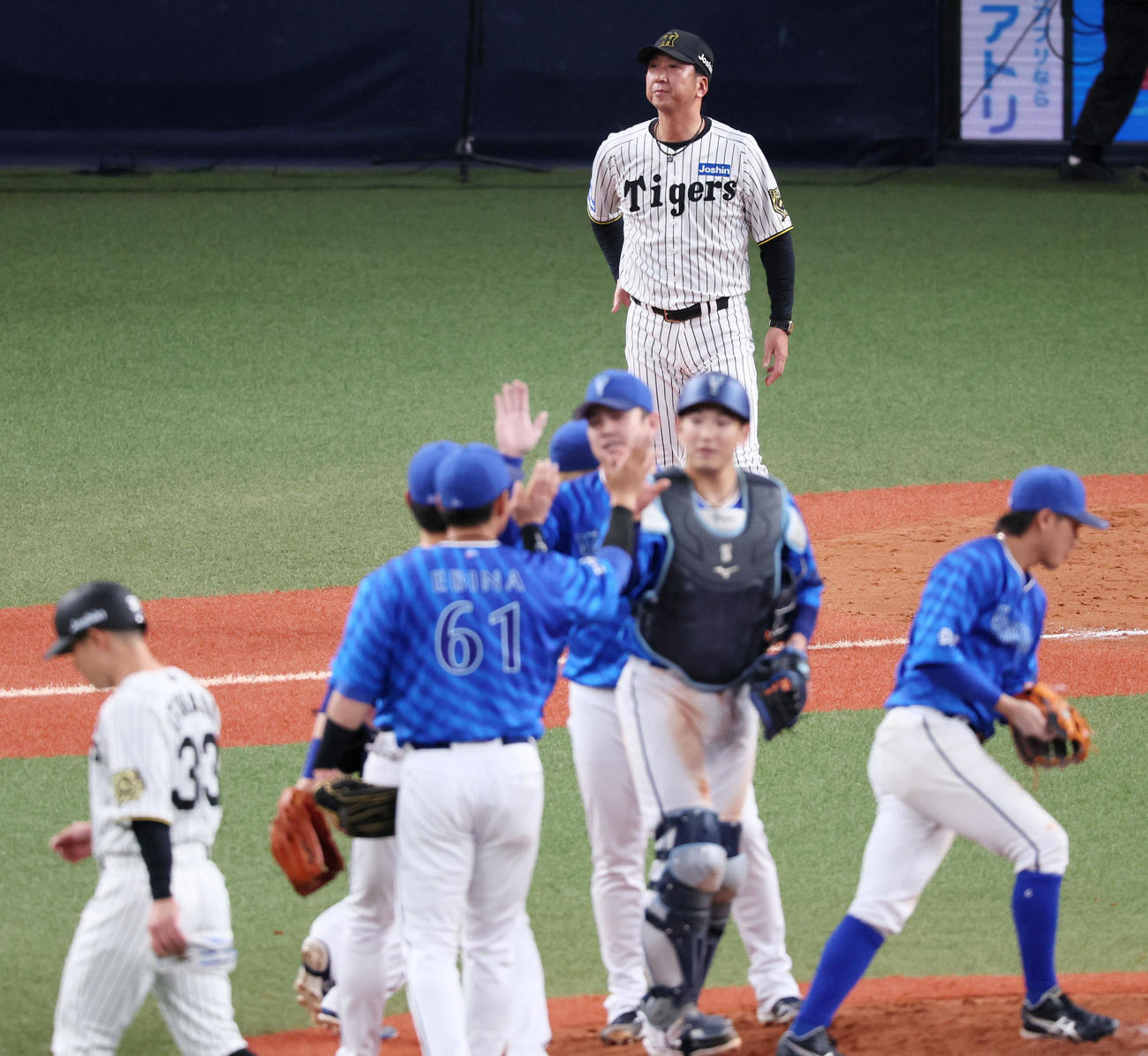 阪神対DeNA DeNAの前に試合に敗れ、阪神藤川監督はスタンドへあいさつするためグラウンドに出る（撮影・加藤哉）
