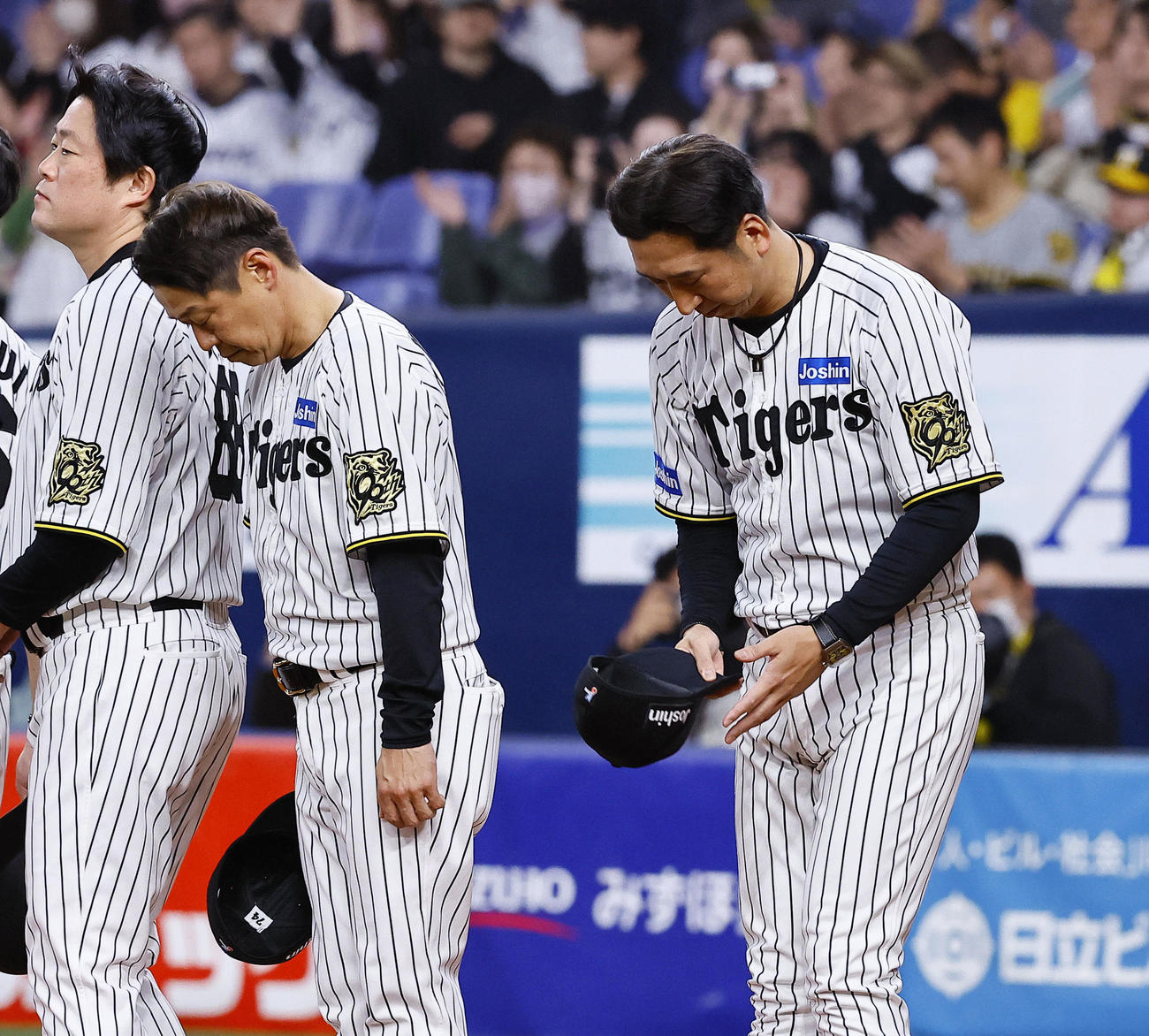 阪神対DeNA DeNAに敗れ、あいさつする阪神藤川監督（右）（撮影・藤尾明華）