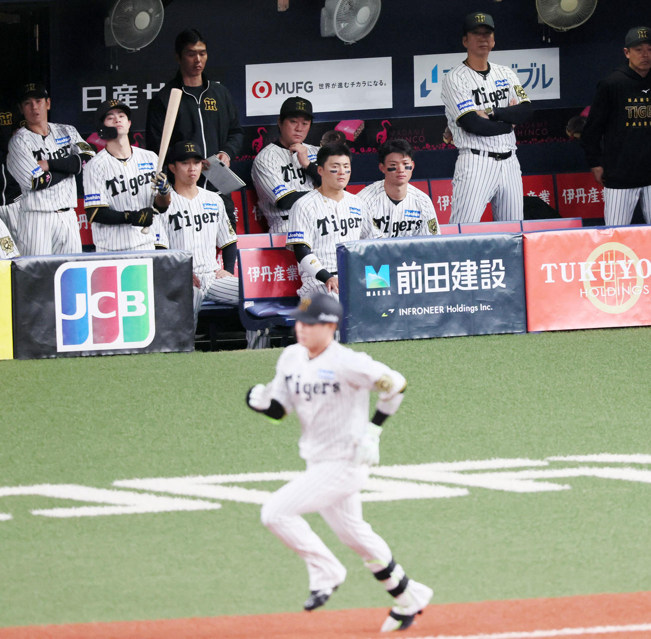 阪神対DeNA 9回裏阪神2死一塁、代打木浪の一飛をベンチから見る藤川監督とナイン（撮影・加藤哉）