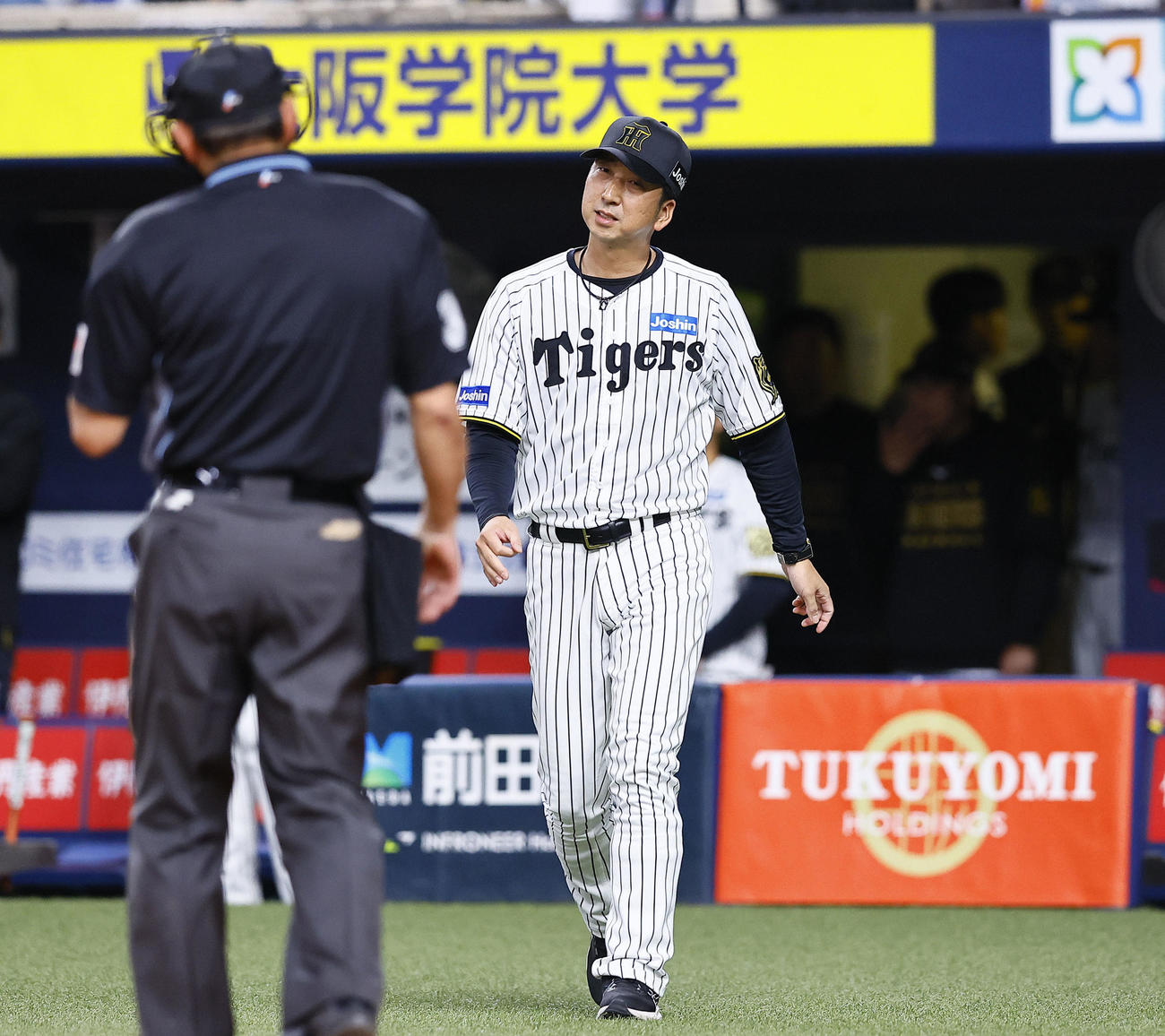 阪神対DeNA 9回表DeNA1死一塁、打者佐野のとき、判定に抗議するためベンチを出る阪神藤川監督（撮影・藤尾明華）