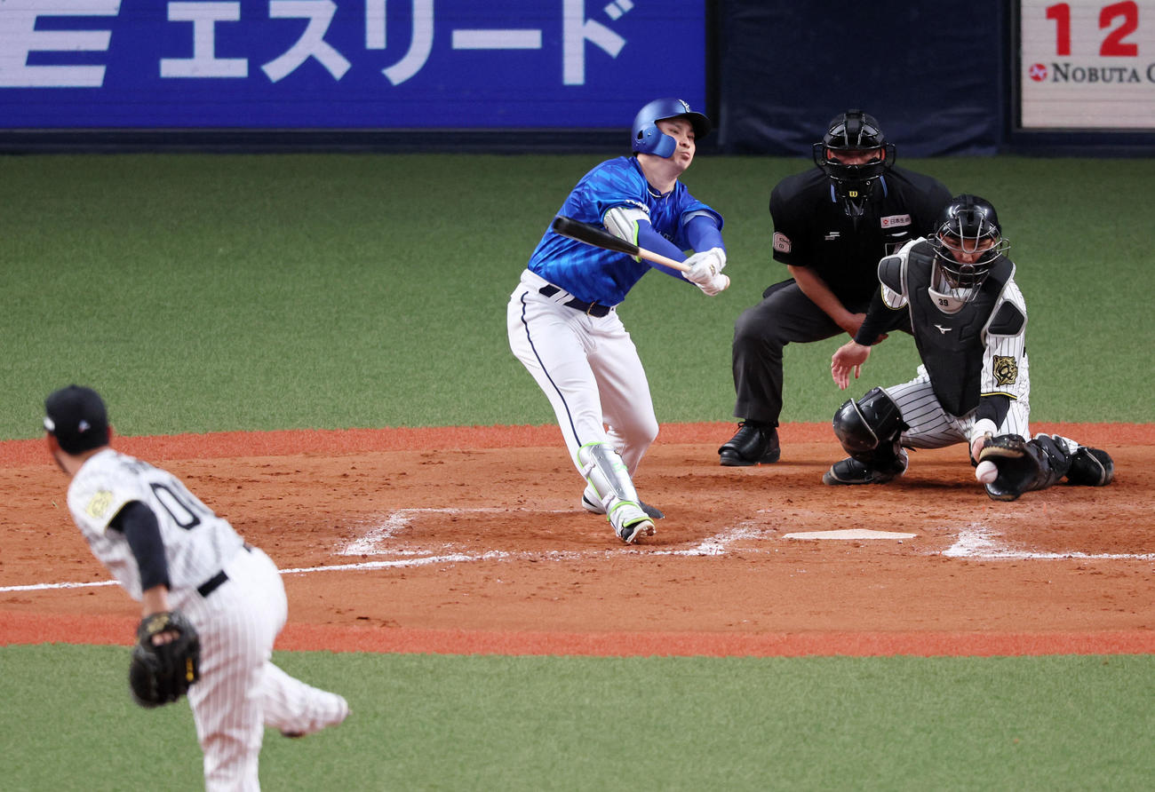 阪神対DeNA 9回表DeNA1死一塁、佐野はファウルとなる（撮影・加藤哉）