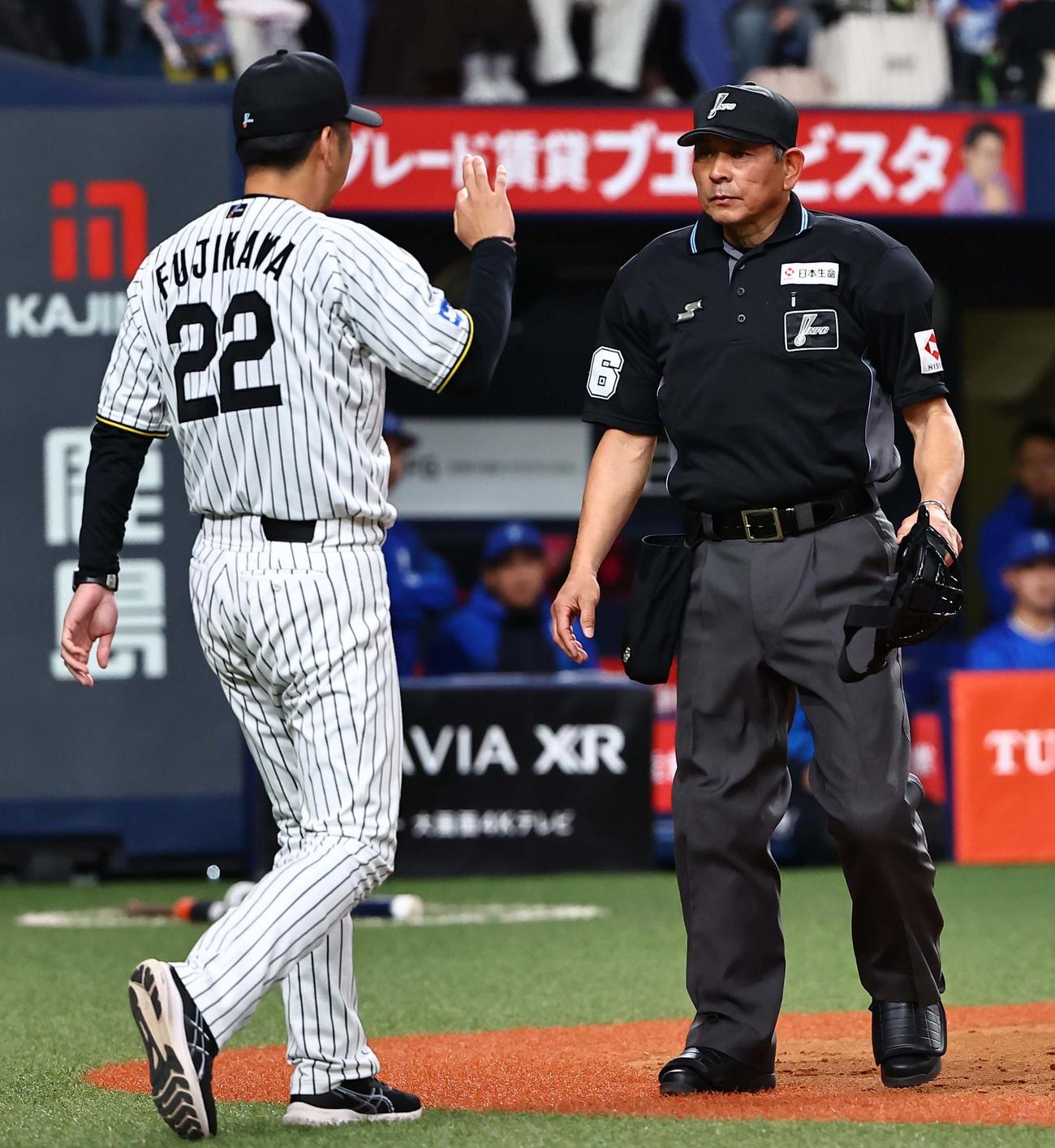 阪神対DeNA 9回表DeNA1死一塁、佐野のファウルの判定を真鍋球審（右）に確認する藤川監督（撮影・上田博志）