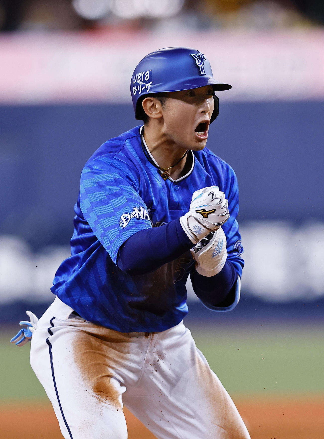 阪神対DeNA 9回表DeNA1死一、二塁、山本は中越えに勝ち越しの2点適時三塁打を放ちガッツポーズをする（撮影・藤尾明華）