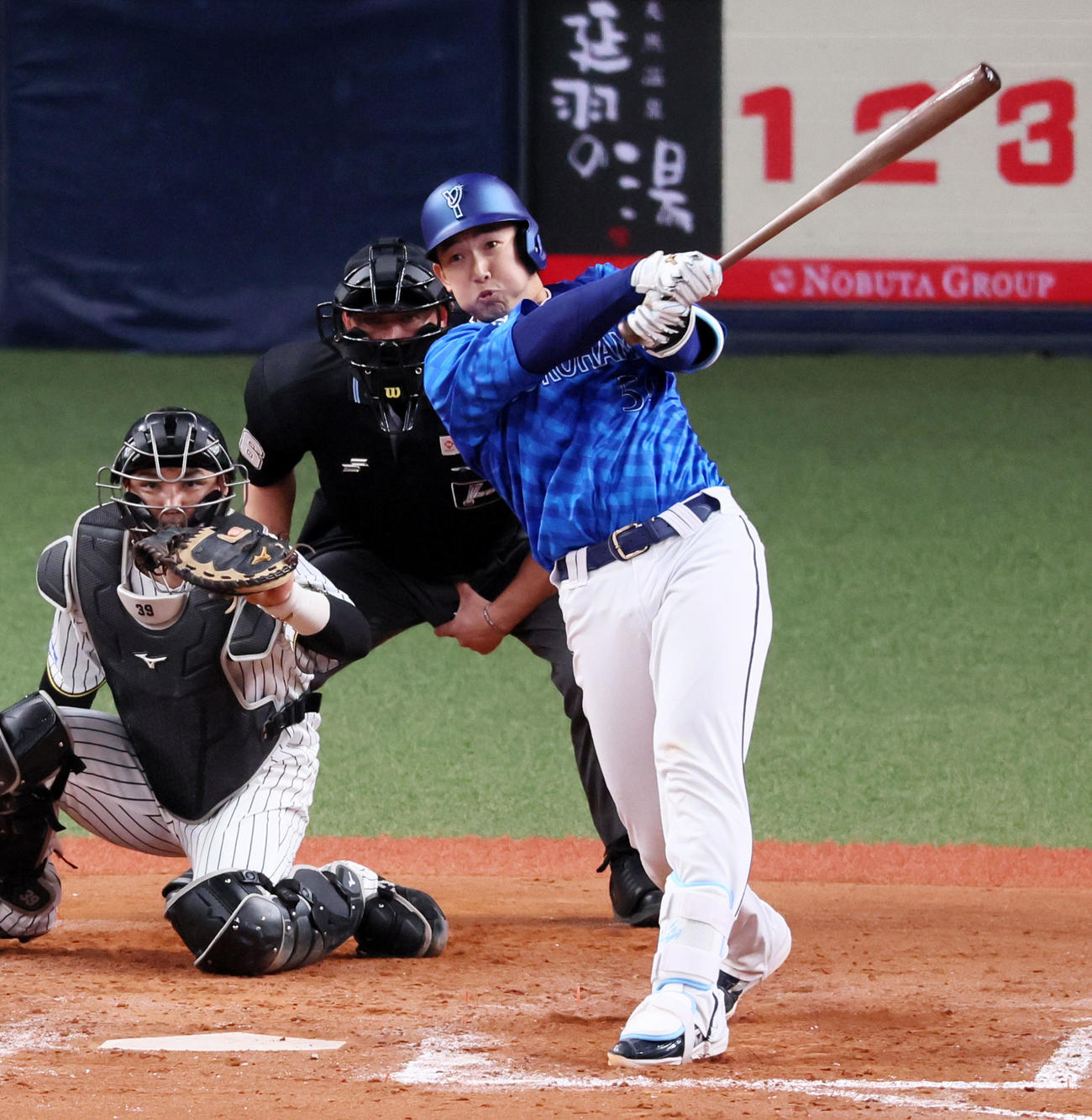 阪神対DeNA 9回表DeNA1死一、二塁、山本は中越え適時2点三塁打を放つ（撮影・加藤哉）