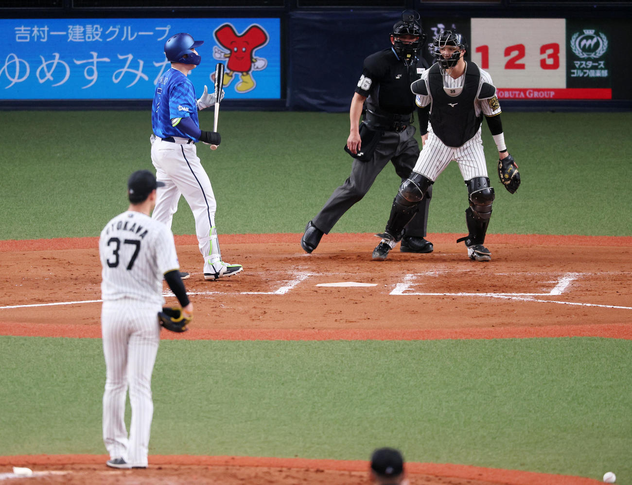阪神対DeNA 7回表DeNA1死一塁、打者佐野のとき投球動作に入った及川が落球してボークとなる（撮影・加藤哉）