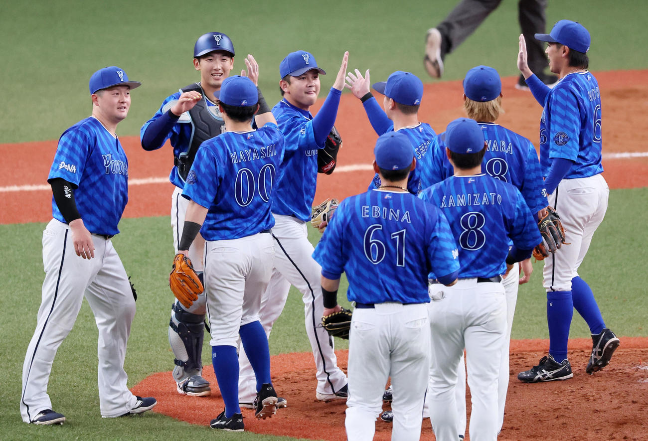 阪神対DeNA　阪神に勝ち越しナインとタッチするDeNA山崎（撮影・加藤哉）