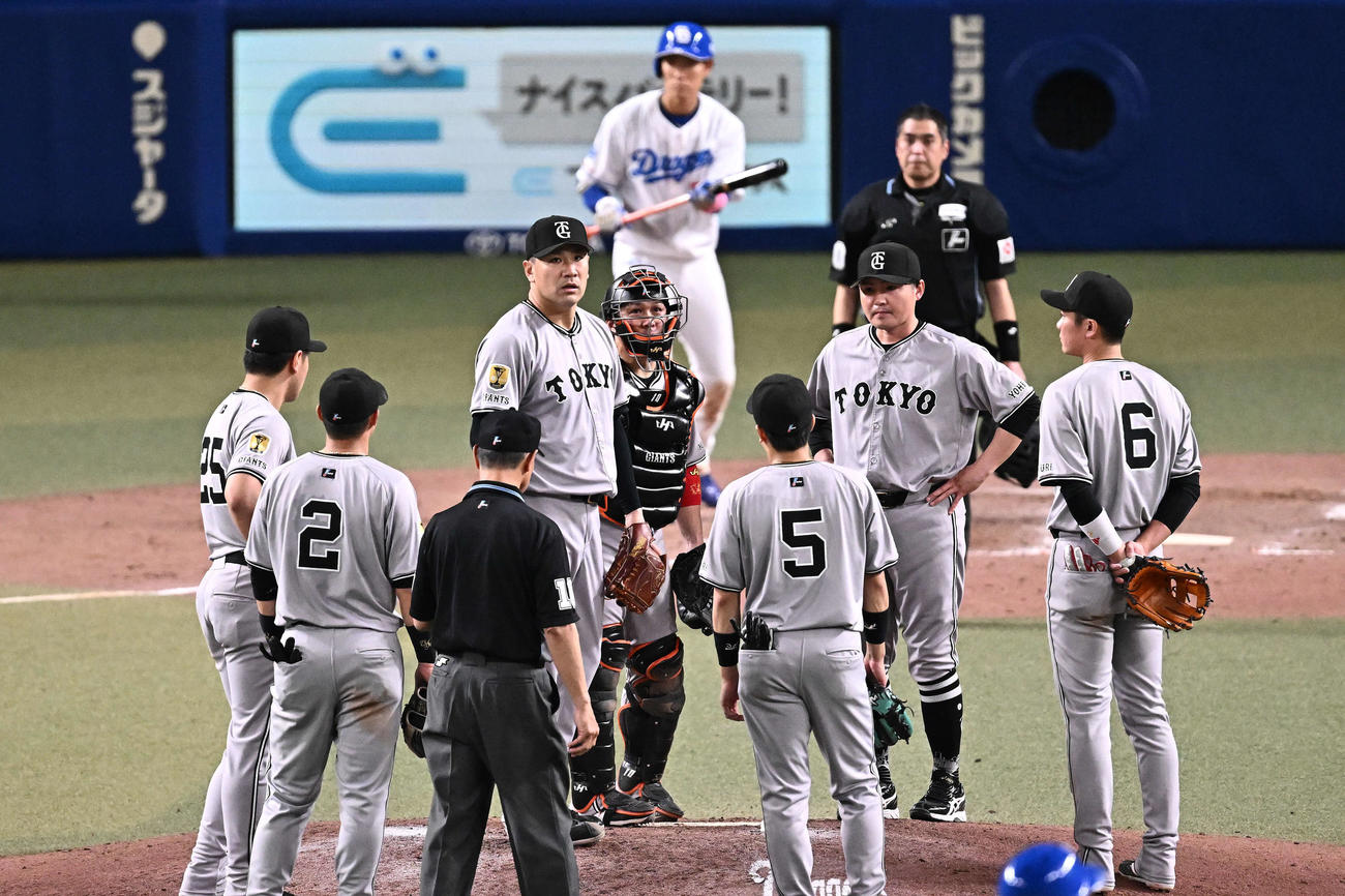 中日対巨人　5回裏、ピンチにマウンドの巨人田中将（左から3人目）のもとに集まる選手たち（撮影・滝沢徹郎）