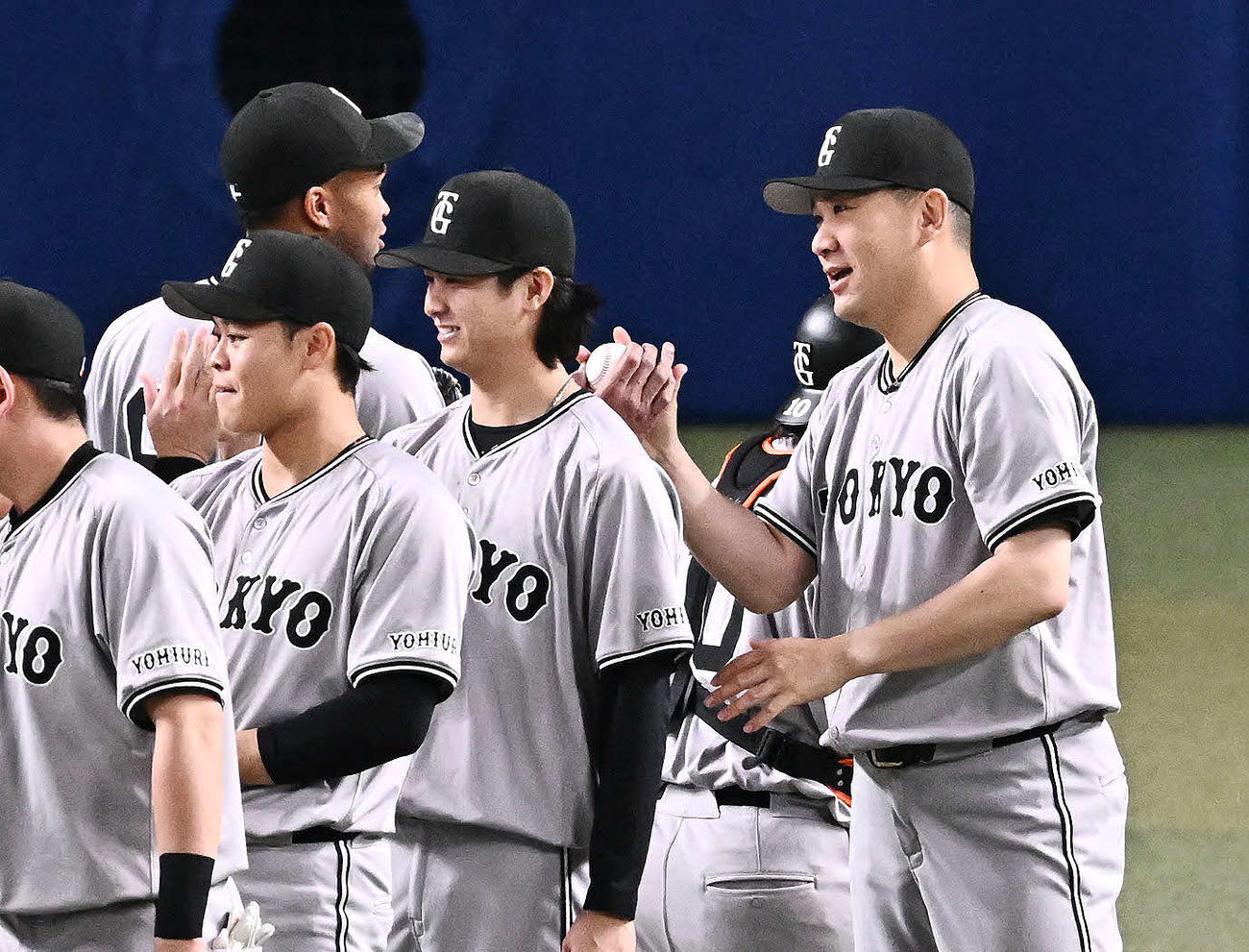 中日対巨人　試合後、勝利投手の巨人田中将（右）は試合を締めたマルティネス（後方左）からウイニングボールを受け取る（撮影・滝沢徹郎）