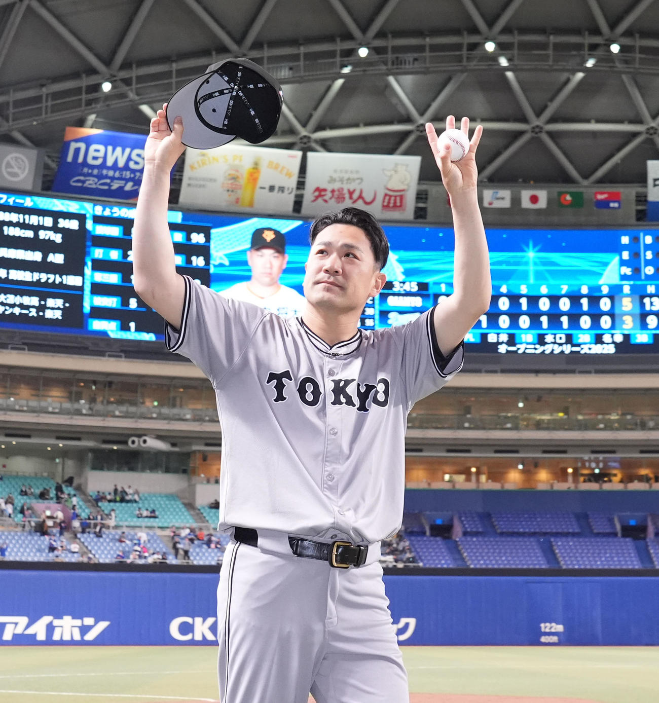 中日対巨人　ヒーローインタビュー後、ファンの声援に応える巨人田中将（撮影・森本幸一）