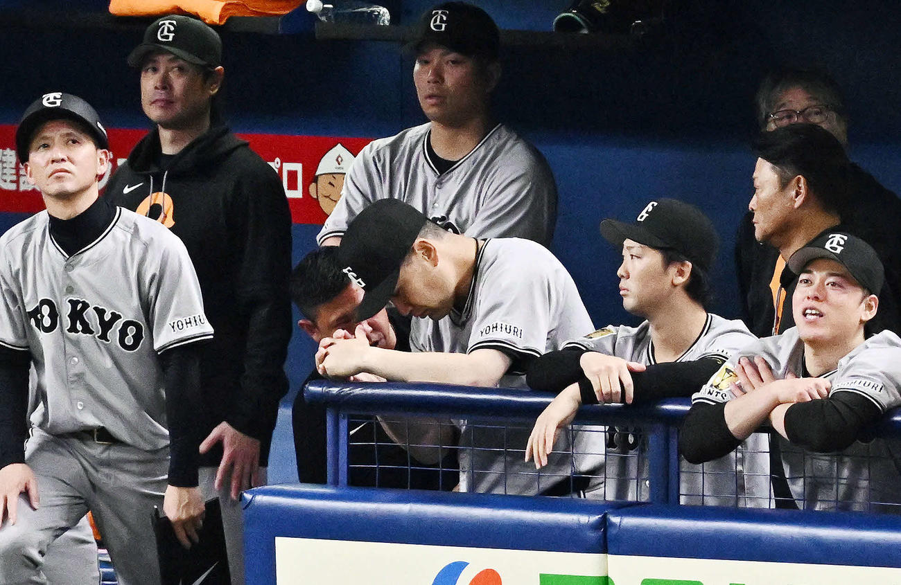 中日対巨人　9回裏、ベンチで祈るように試合を見守る巨人田中将（中央）（撮影・滝沢徹郎）