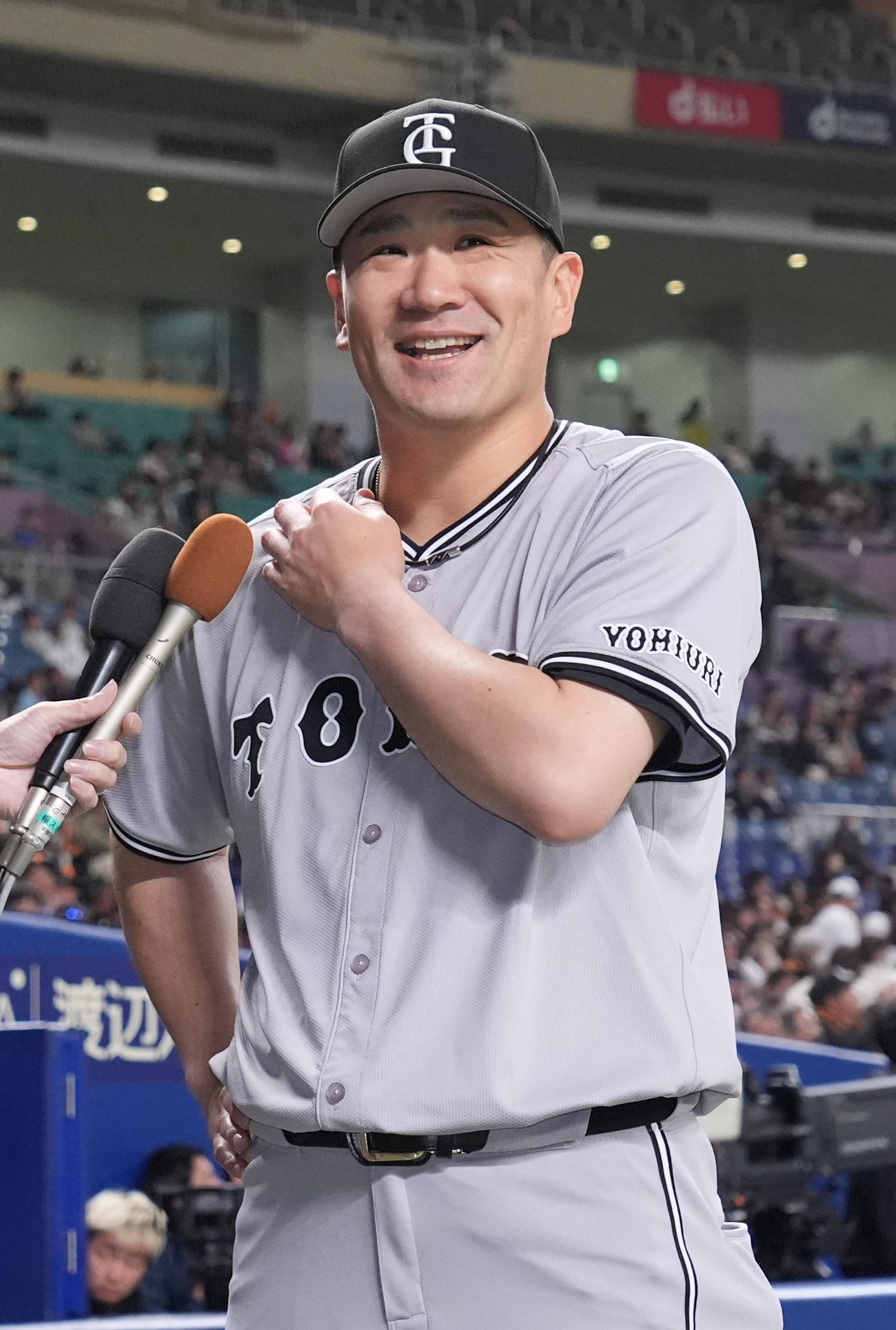 中日対巨人　ヒーローインタビューで明るい表情を見せる巨人田中将（撮影・森本幸一）