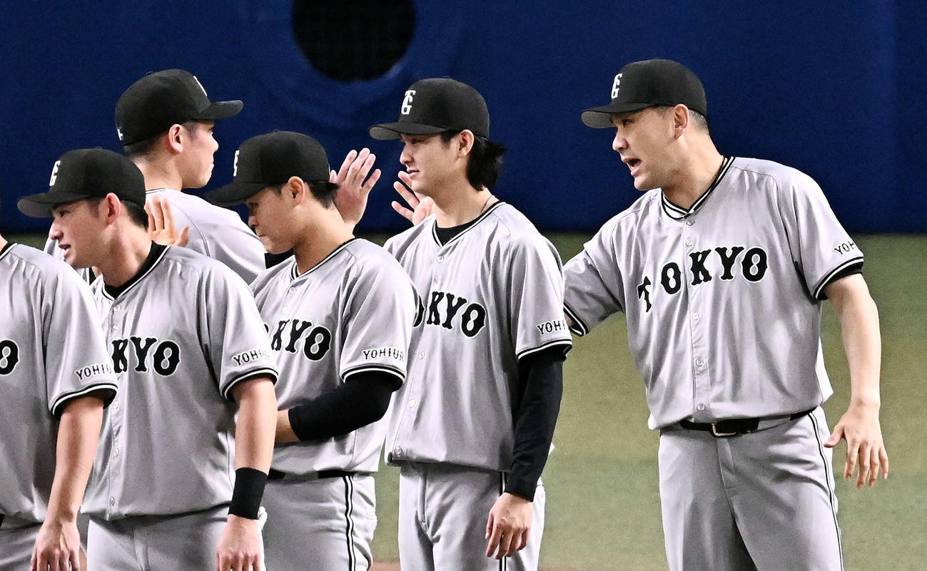 中日対巨人　試合後、勝利投手の巨人田中将（右）は坂本（左から2人目）とタッチをかわす（撮影・滝沢徹郎）