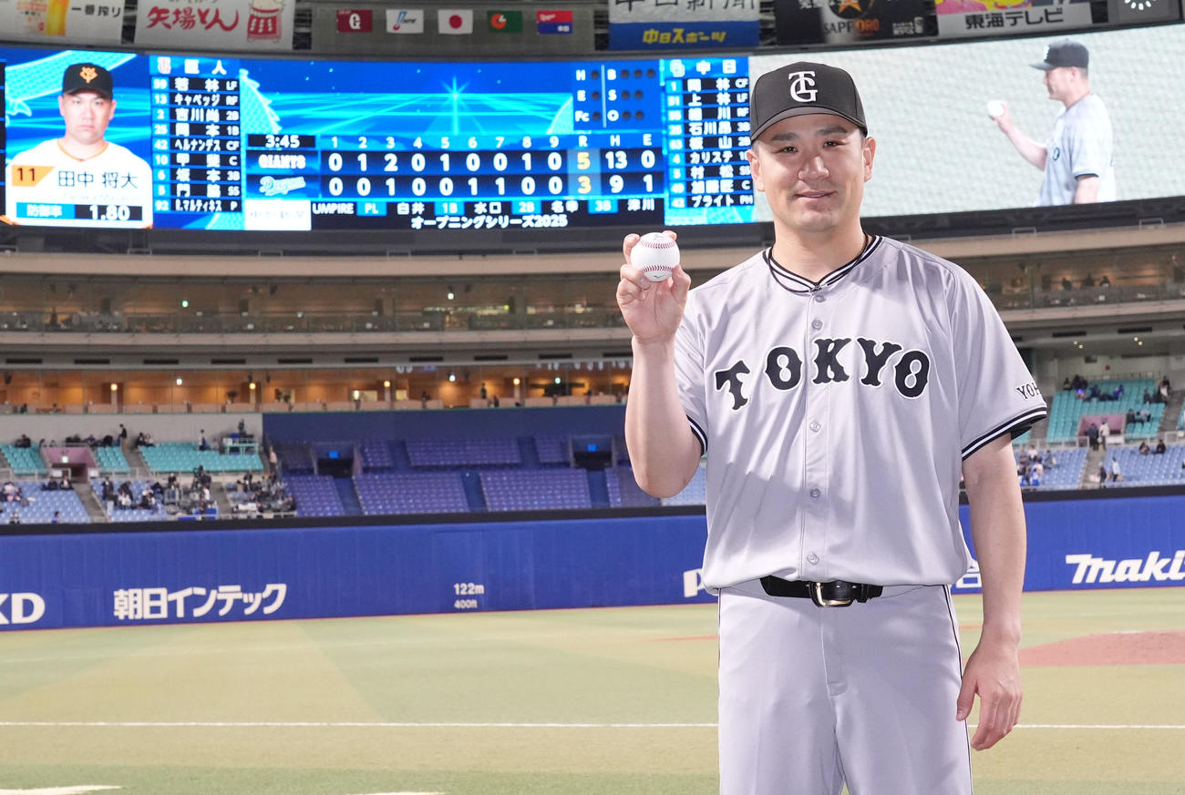 中日対巨人　ヒーローインタビューを終え勝利球を手にポーズを決める田中将（撮影・森本幸一）
