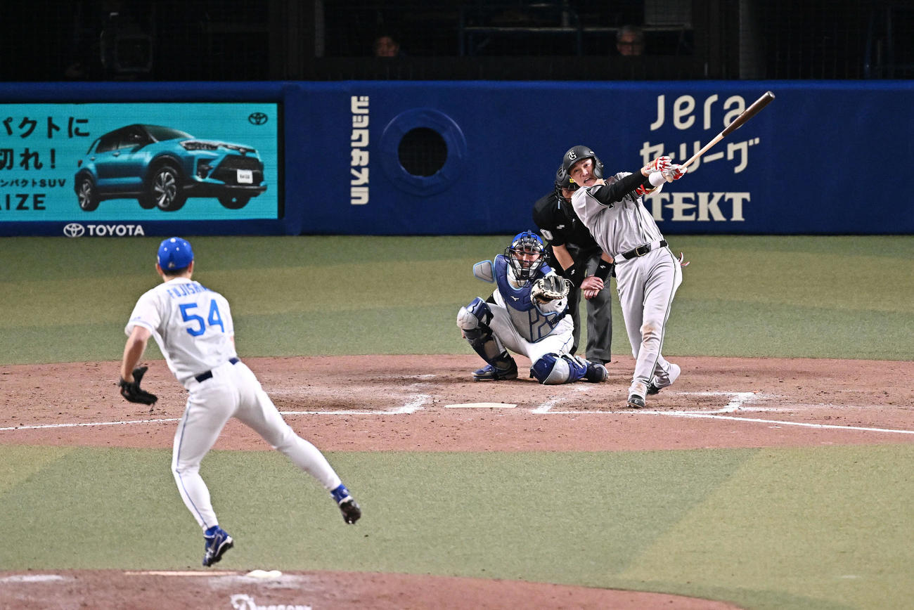 中日対巨人　8回表巨人1死満塁、坂本勇は左犠飛を放つ。投手藤嶋（撮影・滝沢徹郎）