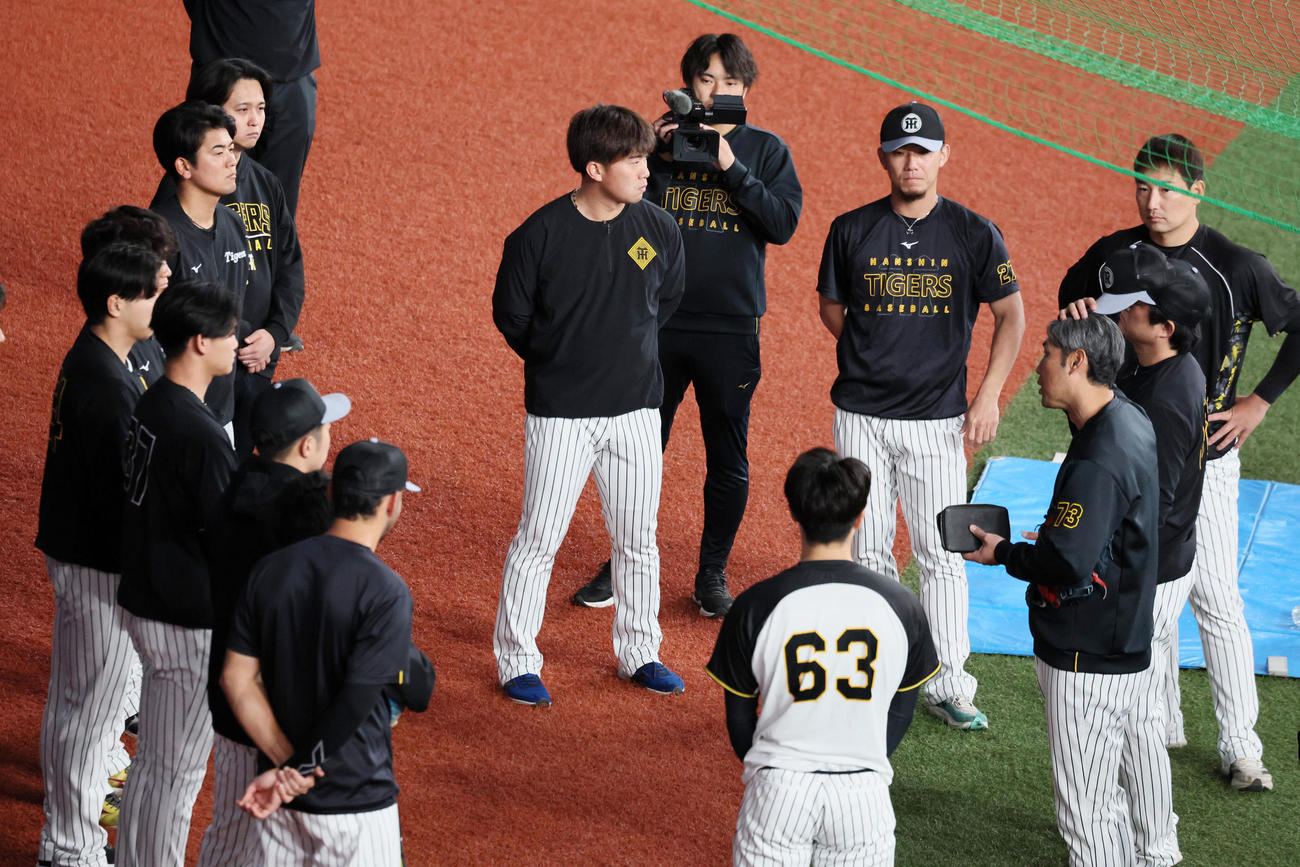 阪神対DeNA 1軍に合流した伊藤将と中継ぎ、抑えの投手陣（撮影・加藤哉）