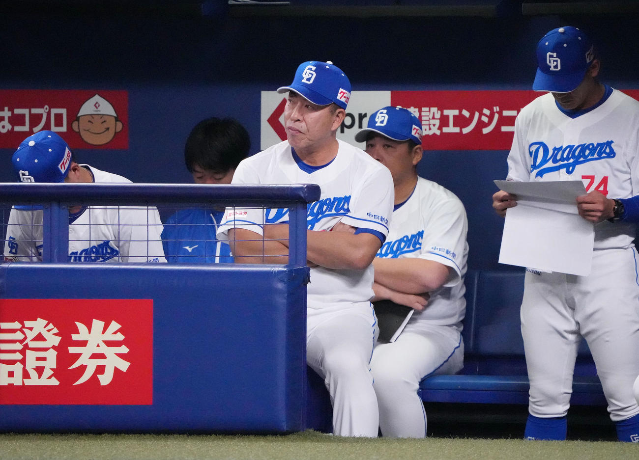 中日対巨人　7回表、ベンチから試合を見つめる井上監督（中央）（撮影・森本幸一）
