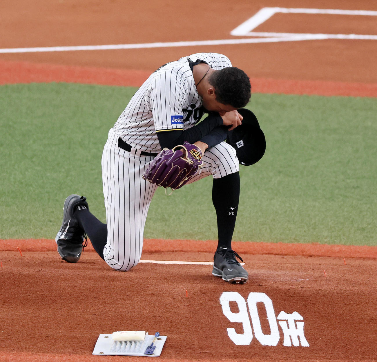 阪神対DeNA 1回表DeNA無死、登板した阪神先発デュプランティエはマウンドに膝をつく（撮影・加藤哉）