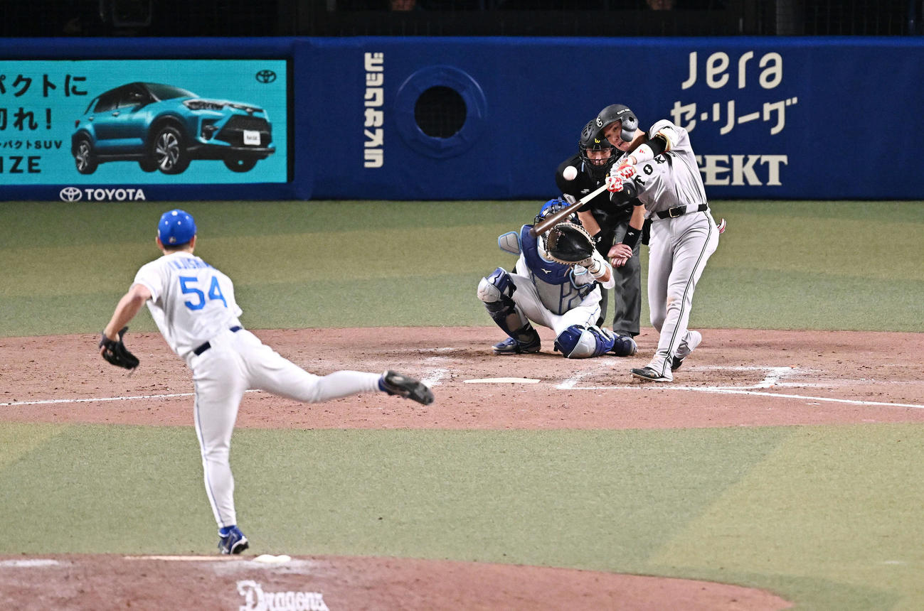 中日対巨人　8回表巨人1死満塁、坂本勇は左犠飛を放つ。投手藤嶋（撮影・滝沢徹郎）