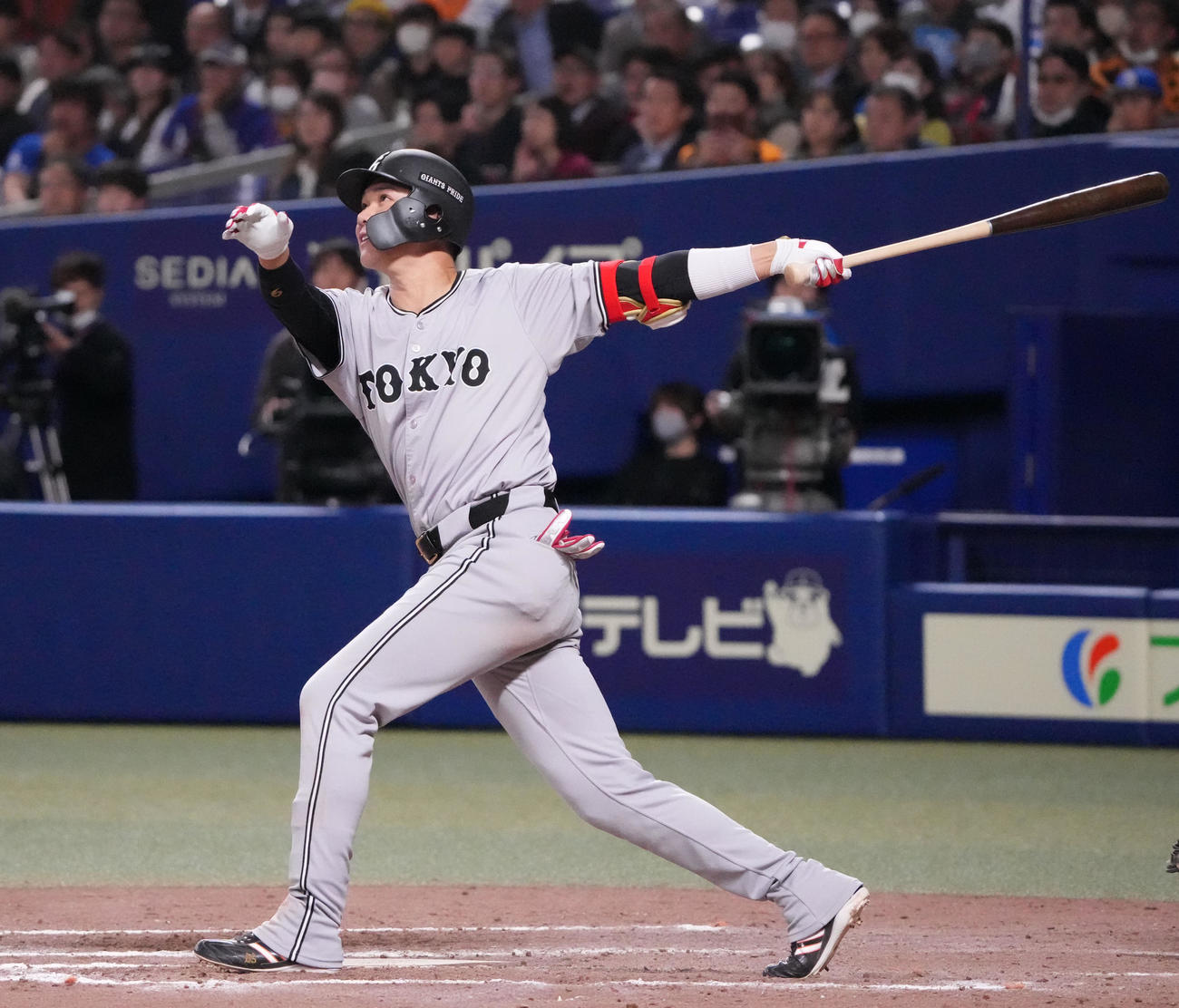 中日対巨人　8回表巨人1死満塁、左犠飛を放つ坂本（撮影・森本幸一）
