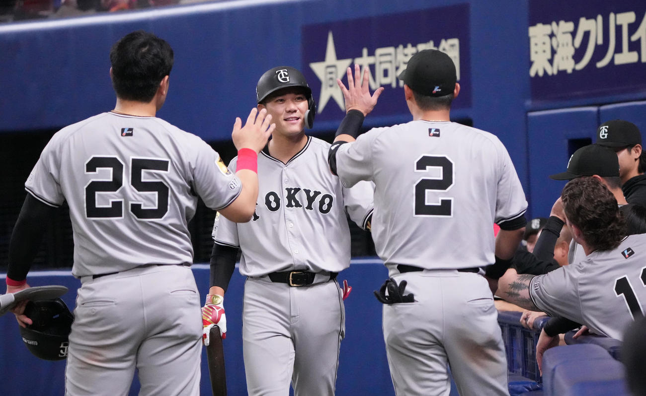 中日対巨人　8回表巨人1死満塁、左犠飛を放ちナインとタッチを交わす坂本（左から2人目）（撮影・森本幸一）