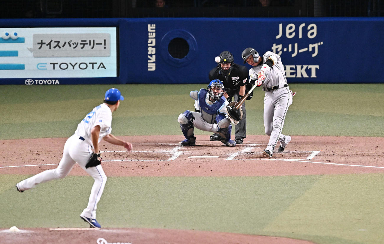 中日対巨人　2回表巨人1死一、三塁、坂本勇は先制の中犠飛を放つ。投手大野（撮影・滝沢徹郎）