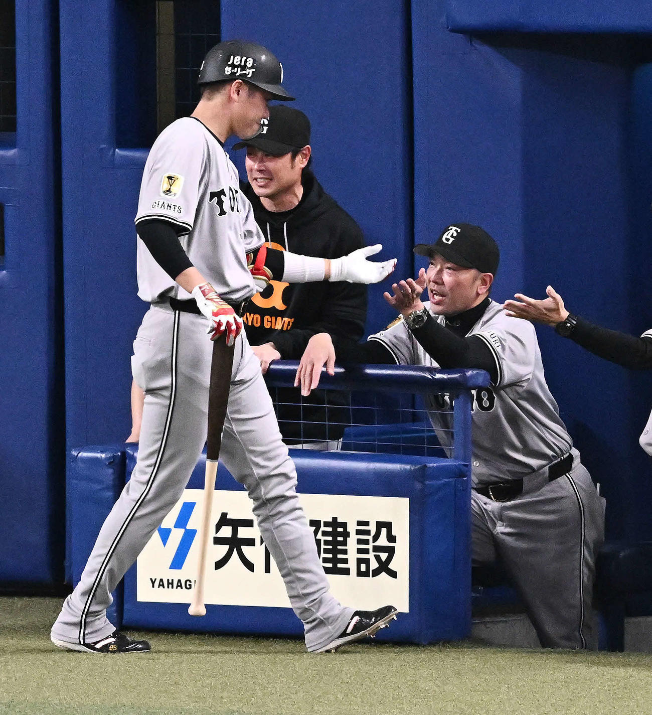 中日対巨人　2回表巨人1死一、三塁、先制の中犠飛を放った坂本勇（手前）は阿部監督とタッチをかわす（撮影・滝沢徹郎）
