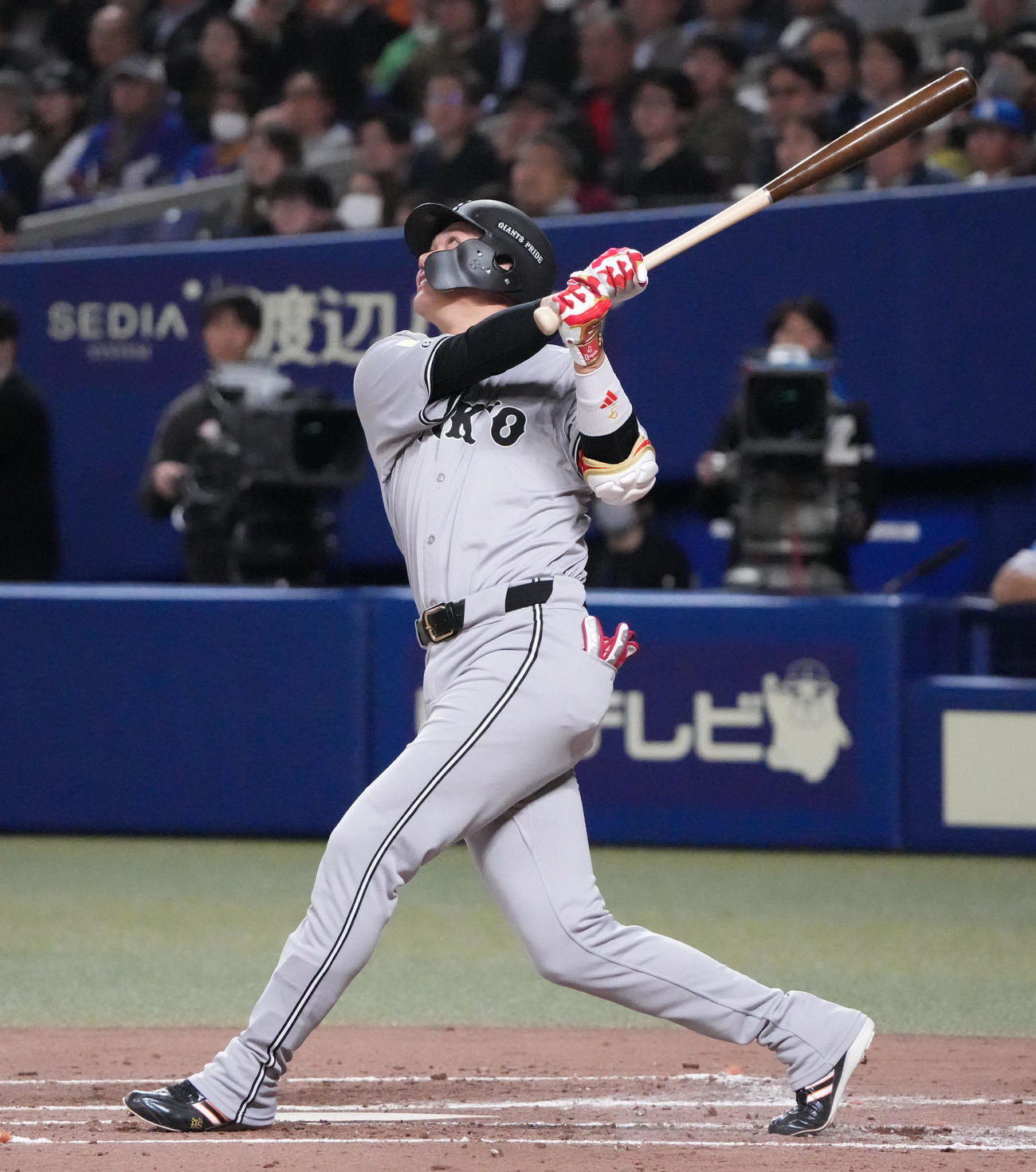 中日対巨人　2回表巨人1死一、三塁、中犠飛を放つ坂本（撮影・森本幸一）