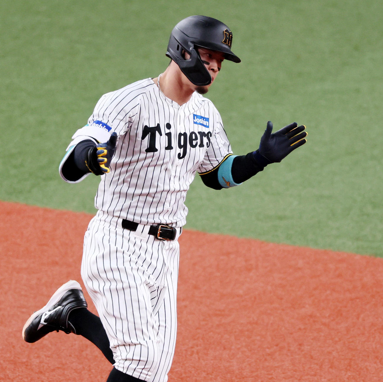阪神対DeNA 8回裏阪神1死一塁、佐藤輝は左越え2点本塁打を放ち手をたたいてダイヤモンドを1周する（撮影・加藤哉）